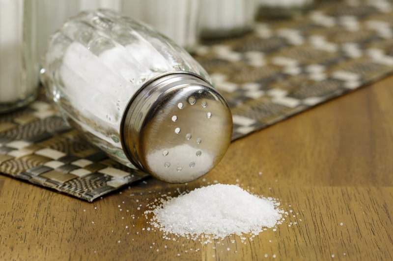 Advantages & Disadvantages of Salt in Your Food